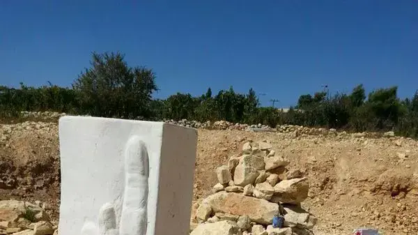גלעד לזכר החטופים שהוקם בסמוך לתחנת האוטובוס בה השלושה נחטפו בבת עין שבגוש עציון. אוגוסט 2014 גלעד לזכר החטופים שהוקם בסמוך לתחנת האוטובוס בה השלושה נחטפו בבת עין שבגוש עציון. אוגוסט 2014
