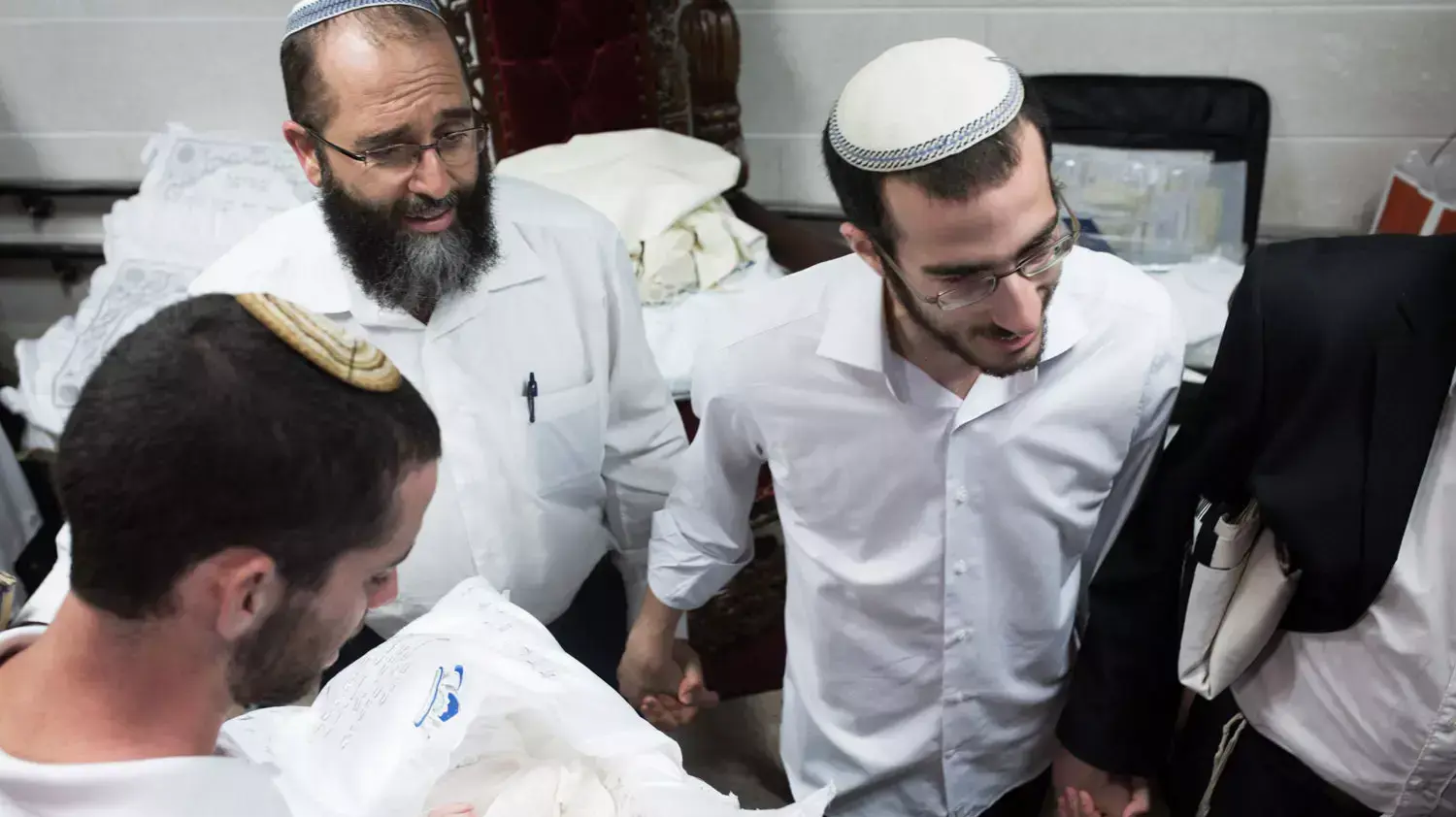 ברית מילה בבית החולים סורוקה לבנו של פצוע מחוסר הכרה ממבצע צוק איתן, אוגוסט 2014 ברית מילה בבית החולים סורוקה לבנו של פצוע מחוסר הכרה ממבצע צוק איתן, אוגוסט 2014