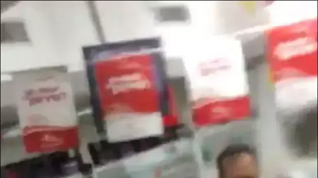 שודד חובט בשוטר במהלך שוד בסניף בנק הדואר בתל אביב, אוגוסט 2014 שודד חובט בשוטר במהלך שוד בסניף בנק הדואר בתל אביב, אוגוסט 2014