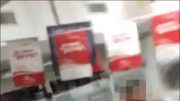 לעיני המצלמה: שודד בבנק הדואר נאבק עם שוטרים