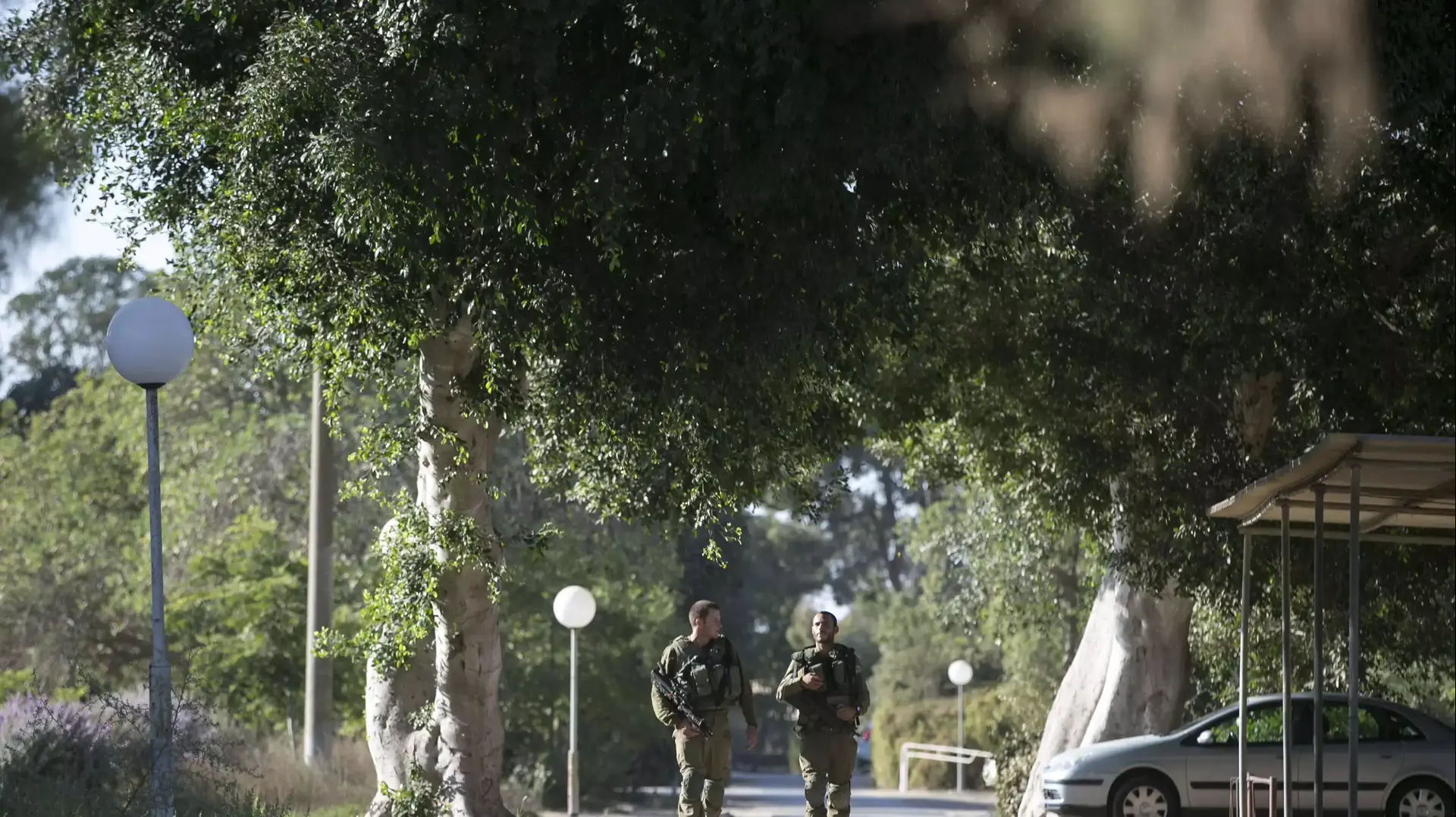 חיילי צה"ל מסיירים בקיבוץ ניר עוז בעוד הפסקת האש נשמרת. אוגוסט 2014 חיילי צה"ל מסיירים בקיבוץ ניר עוז בעוד הפסקת האש נשמרת. אוגוסט 2014