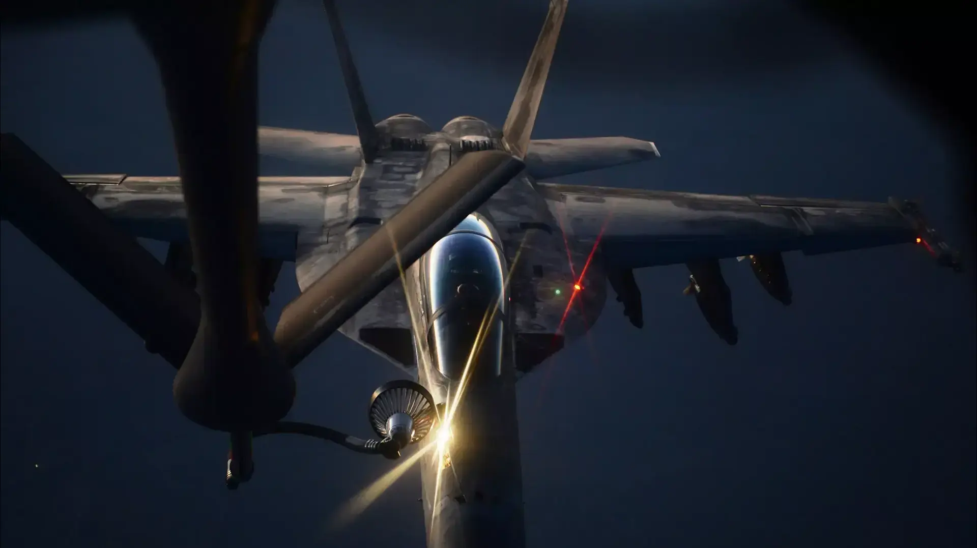 מטוס F-18 של הצי האמריקני מתודלק באוויר בדרך לתקיפת אנשי דאעש בעיראק  אוגוסט 2014