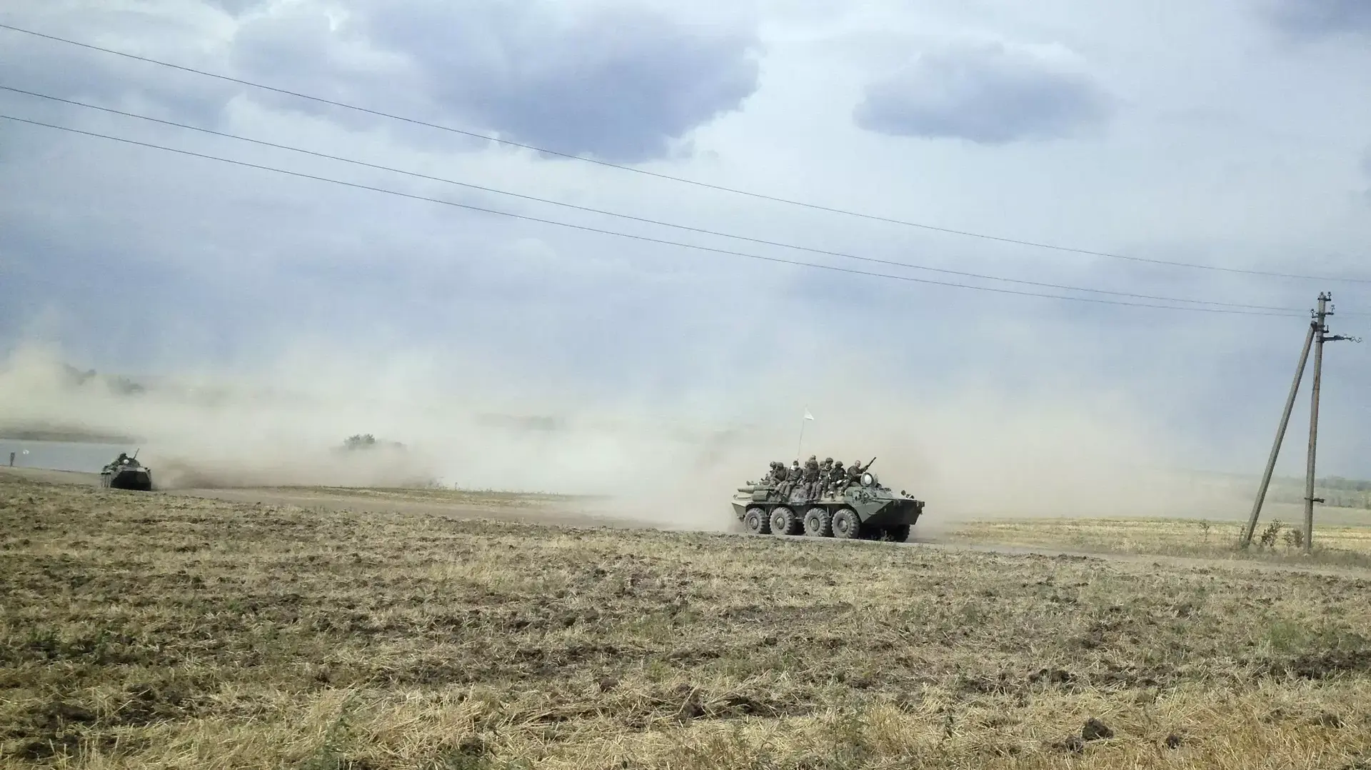 כוחות שריון של הצבא הרוסי פולשים לשטחה של אוקראינה. אוגוסט 2014 כוחות שריון של הצבא הרוסי פולשים לשטחה של אוקראינה. אוגוסט 2014