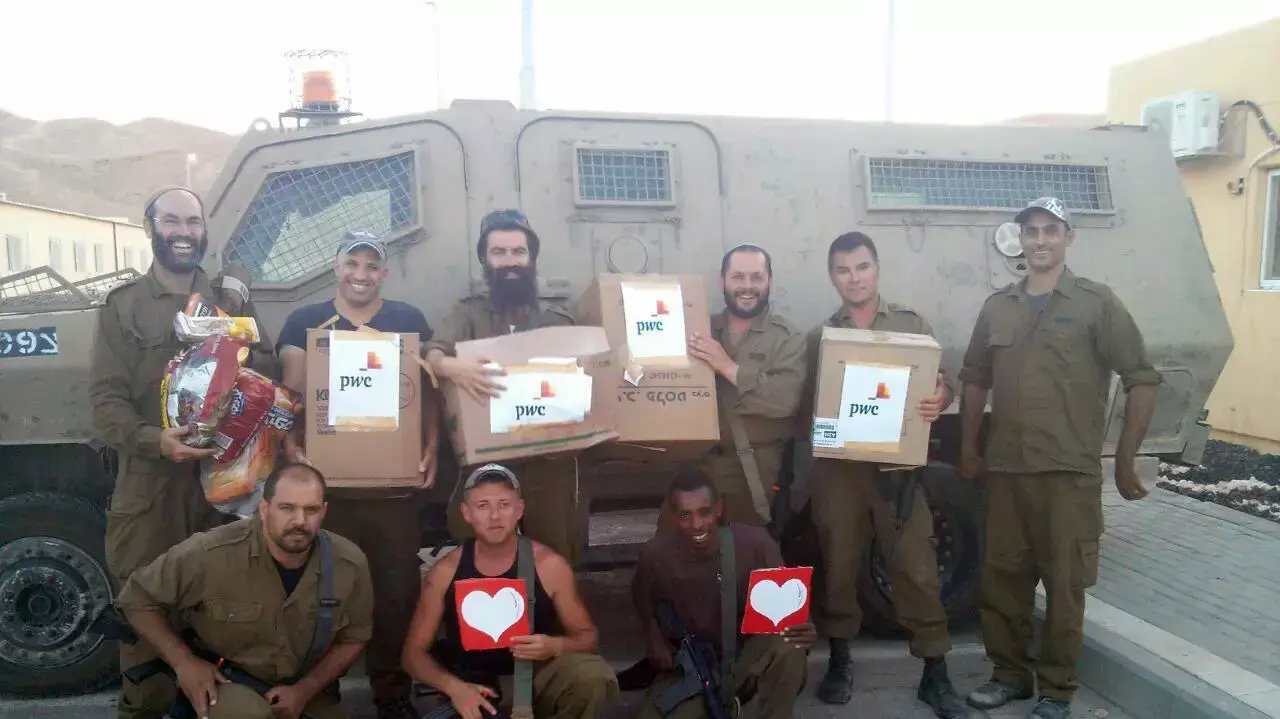 רוני עבדה (שלישי מימין למעלה), מורה שגויס בצו 8 במבצע "צוק איתן" רוני עבדה (שלישי מימין למעלה), מורה שגויס בצו 8 במבצע "צוק איתן"