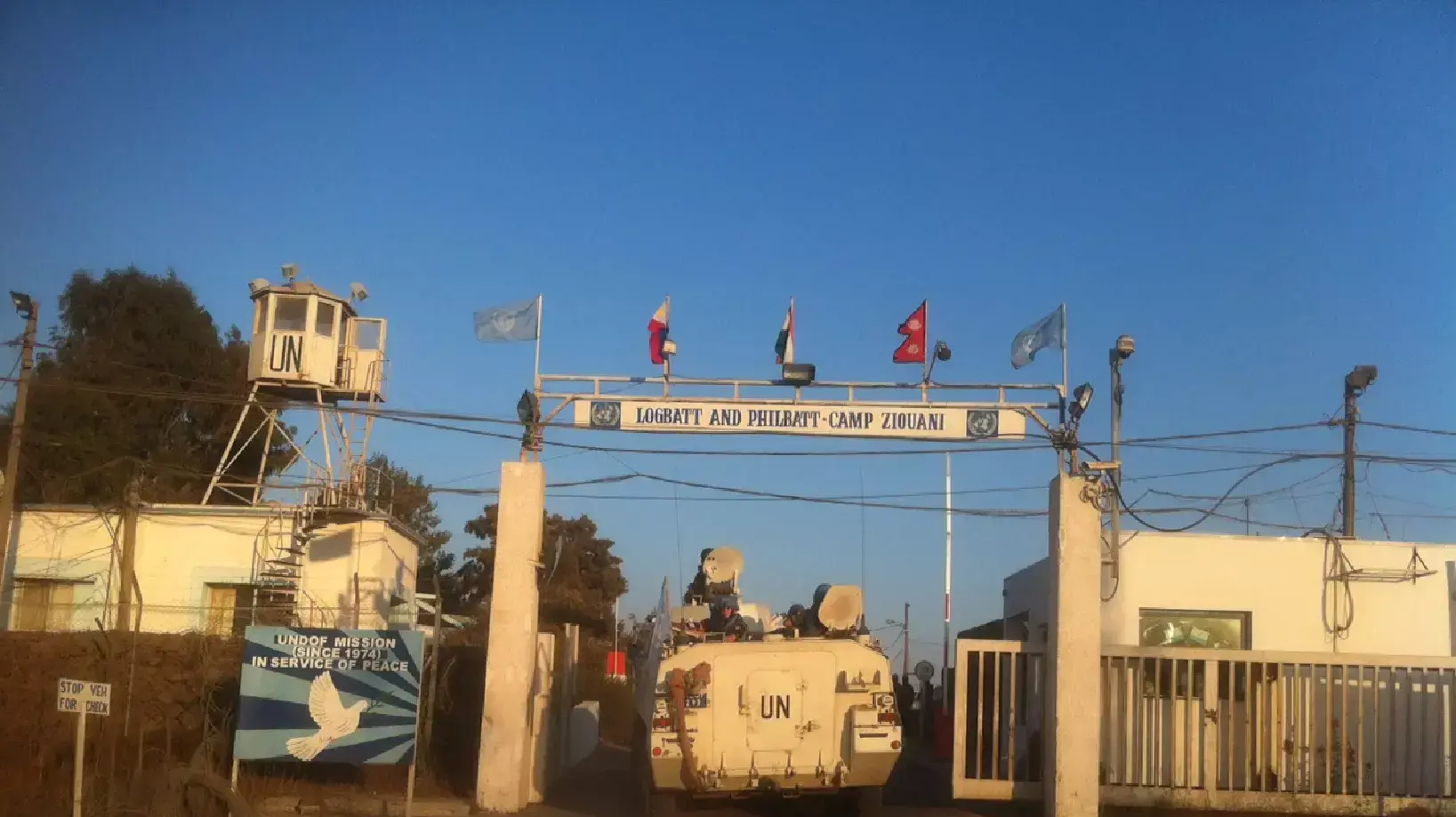 שיירת שריון של כוחות האו"ם באזור מעבר קוניטרה