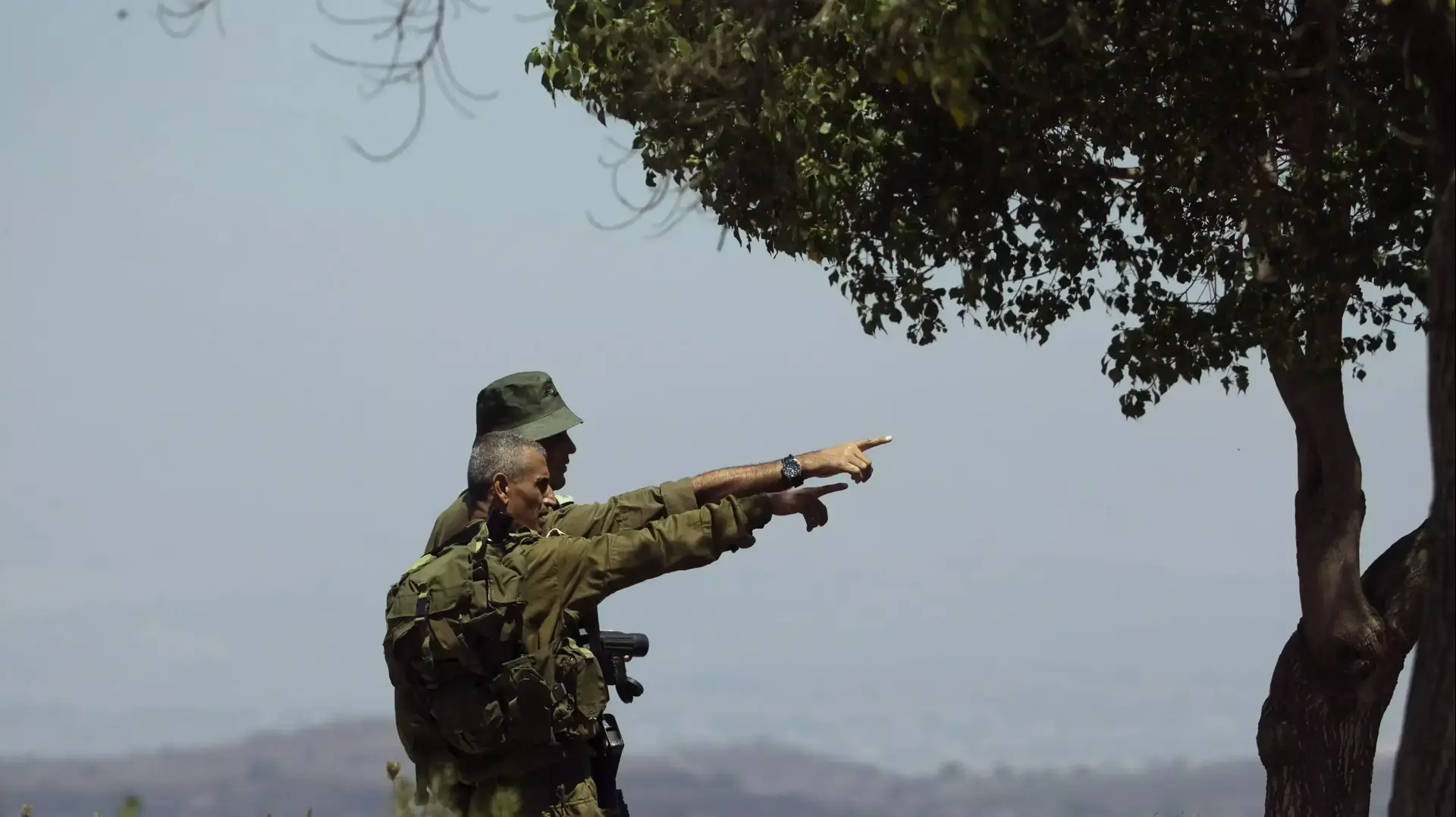 קציני צה"ל מביטים לעבר הצד הסורי של מעבר קוניטרה. 29 באוגוסט 2014 קציני צה"ל מביטים לעבר הצד הסורי של מעבר קוניטרה. 29 באוגוסט 2014
