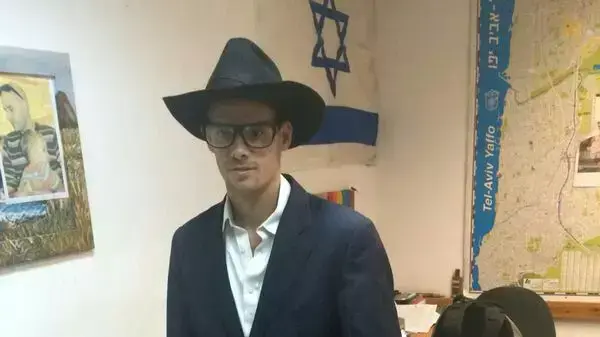 סוכן המשטרה המחופש לחרדי שסייע ללכוד חשודים בתקיפה גזענית סוכן המשטרה המחופש לחרדי שסייע ללכוד חשודים בתקיפה גזענית