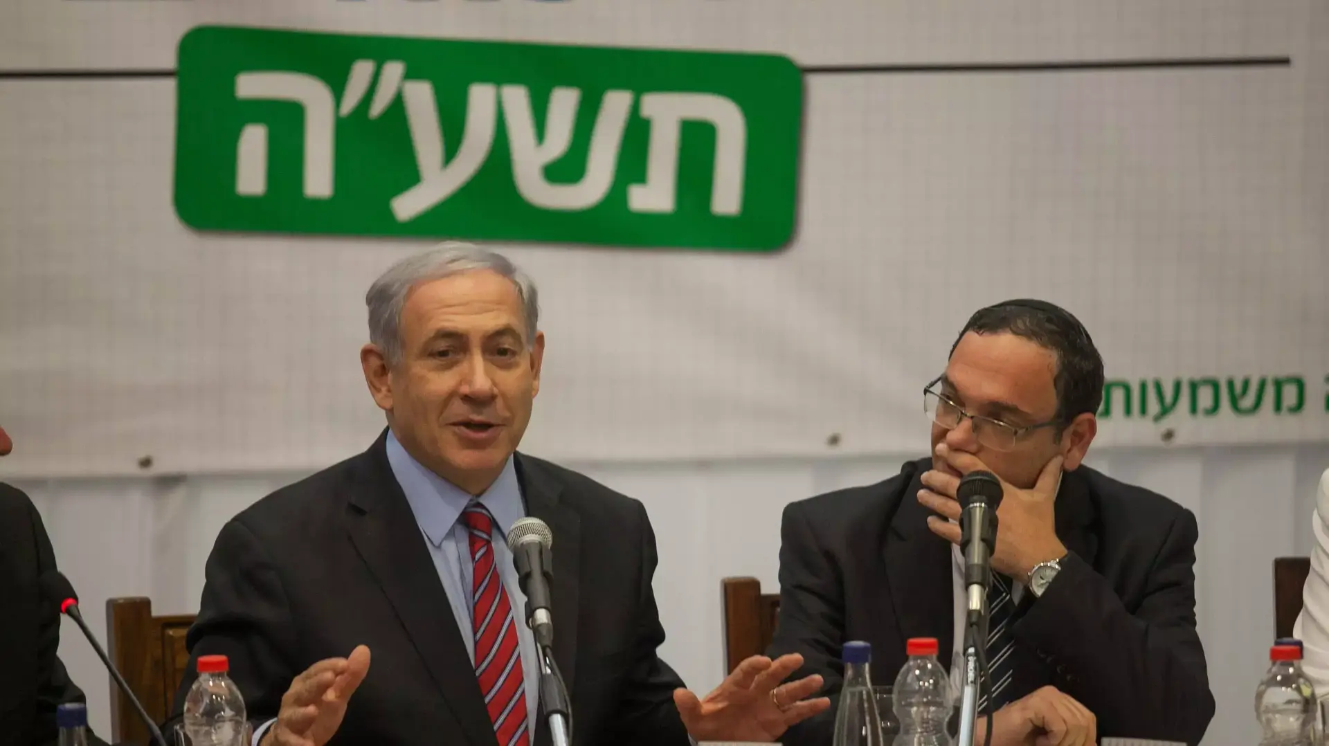 ראש הממשלה בנימין נתניהו ושר החינוך שי פירון במסיבת עיתונאים לקראת פתיחת שנת הלימודים, מטה משרד החינוך ירושלים. אוגוסט 2014 ראש הממשלה בנימין נתניהו ושר החינוך שי פירון במסיבת עיתונאים לקראת פתיחת שנת הלימודים, מטה משרד החינוך ירושלים. אוגוסט 2014