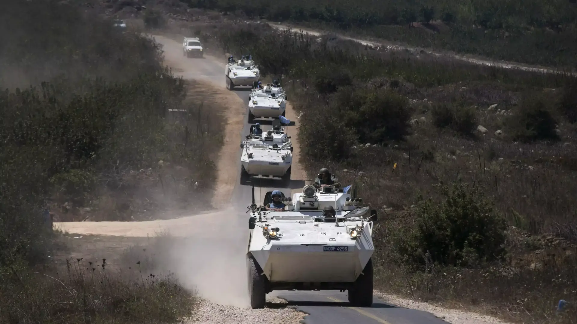 רכבי או"ם של חיילי אונדו"ף - רמת הגולן, מחוז קוניטרה, סוריה - אוגוסט 2014 רכבי או"ם של חיילי אונדו"ף - רמת הגולן, מחוז קוניטרה, סוריה - אוגוסט 2014