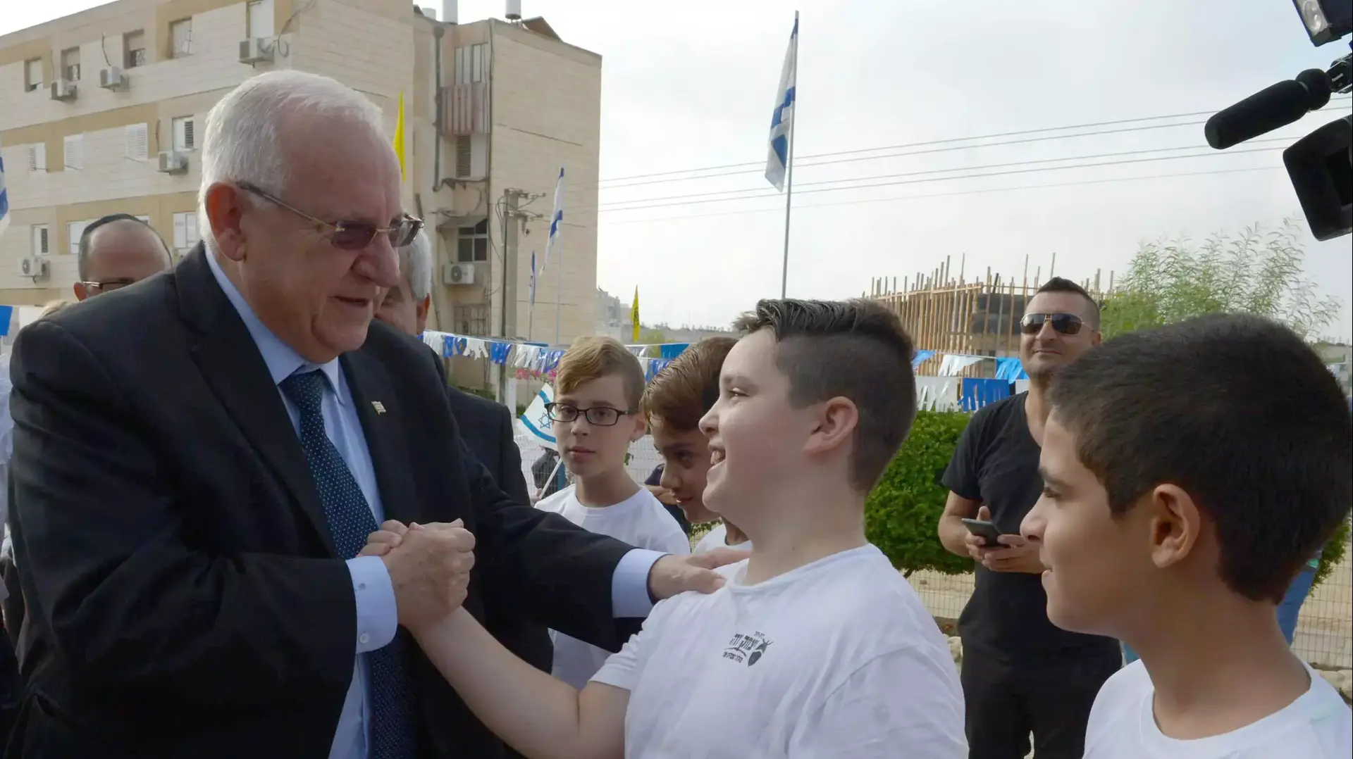 נשיא המדינה ראובן ריבלין בפתיחת שנת הלימודים בבית הספר היסודי החקלאי "יצחק שדה"  בדימונה. ספטמבר 2014