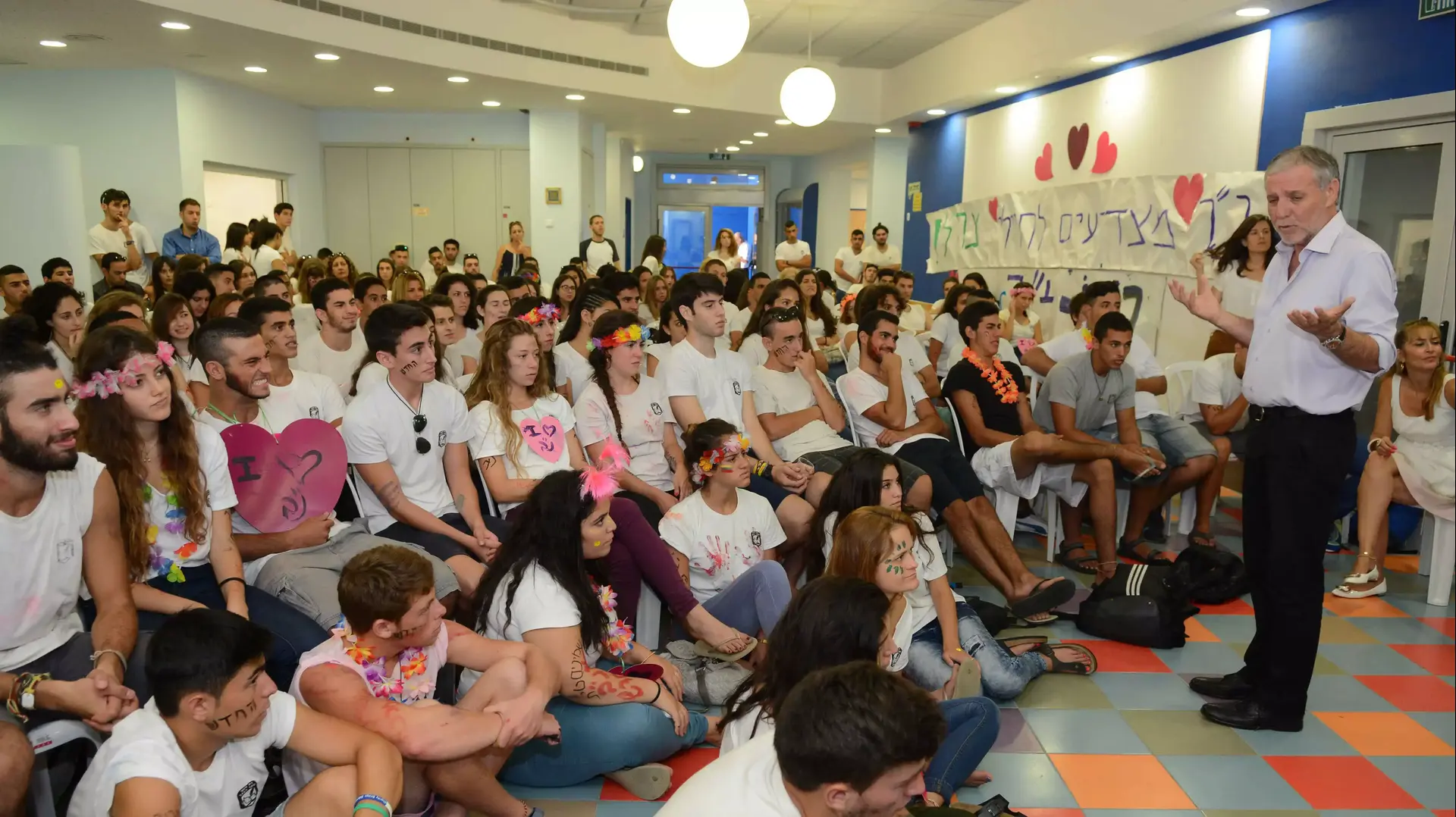 שר הרווחה מאיר כהן פתח את שנת הלימודים והעביר שיעור בתיכון "שער הנגב" בפני תלמידי כיתה  י"ב. ספטמבר 2014