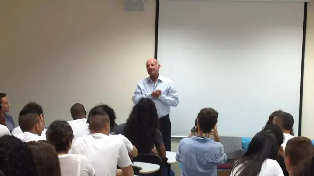 שר המדע יעקב פרי מעביר שיעור בענייני ביטחון בתיכון שקמה במועצת חוף אשקלון. 1 בספטמבר 2014 שר המדע יעקב פרי מעביר שיעור בענייני ביטחון בתיכון שקמה במועצת חוף אשקלון. 1 בספטמבר 2014