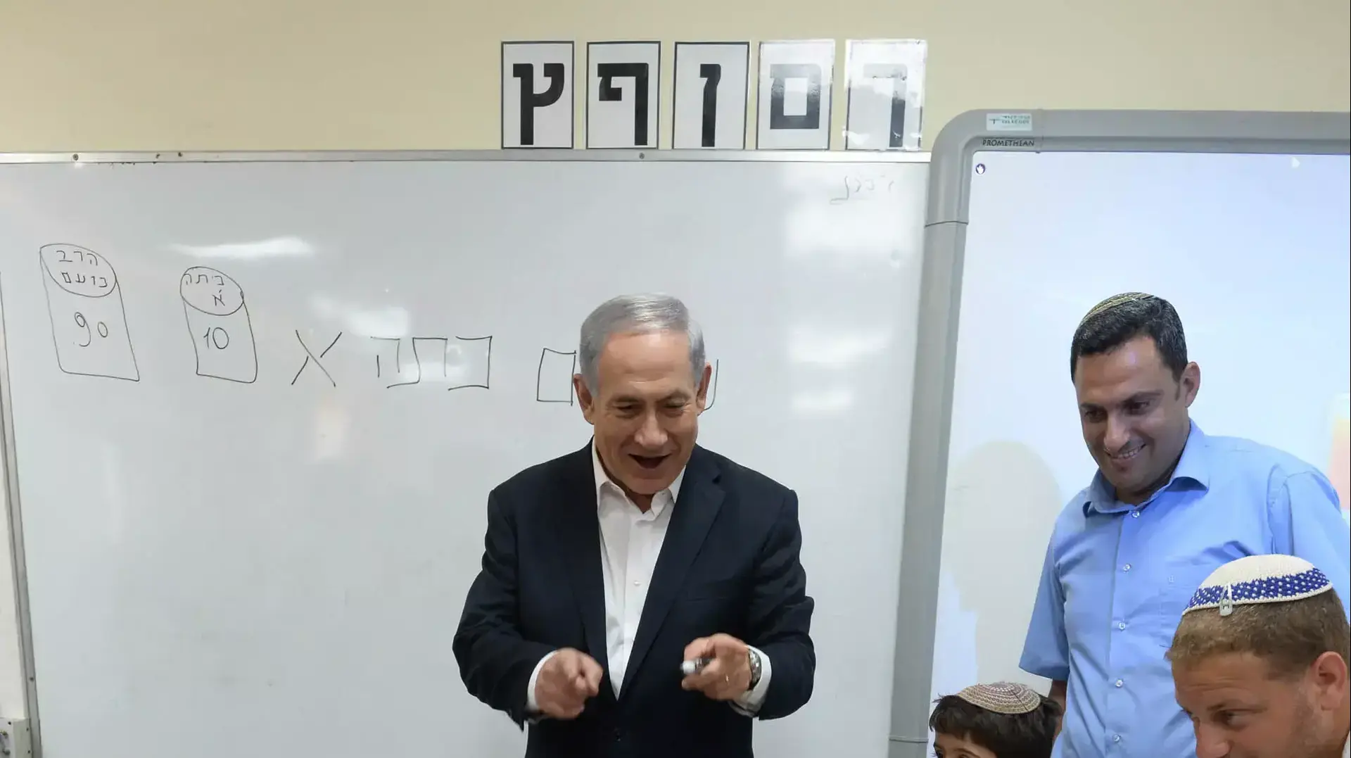 ראש הממשלה בנימין נתניהו ושר החינוך שי פירון בפתיחת שנת הלימודים בבית ספר תורני חדש בשדרות וביישוב מבועים. ספטמבר 2014 ראש הממשלה בנימין נתניהו ושר החינוך שי פירון בפתיחת שנת הלימודים בבית ספר תורני חדש בשדרות וביישוב מבועים. ספטמבר 2014