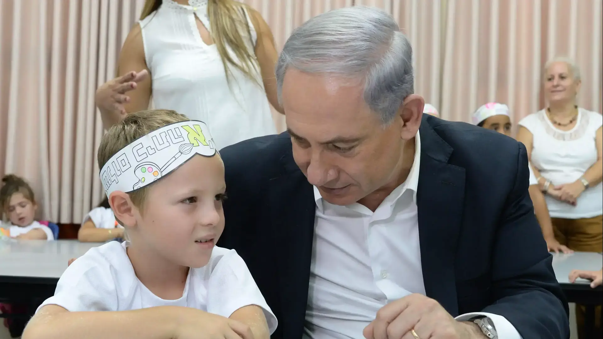 ראש הממשלה בנימין נתניהו ושר החינוך שי פירון בפתיחת שנת הלימודים בבית ספר תורני חדש בשדרות וביישוב מבועים. ספטמבר 2014 ראש הממשלה בנימין נתניהו ושר החינוך שי פירון בפתיחת שנת הלימודים בבית ספר תורני חדש בשדרות וביישוב מבועים. ספטמבר 2014