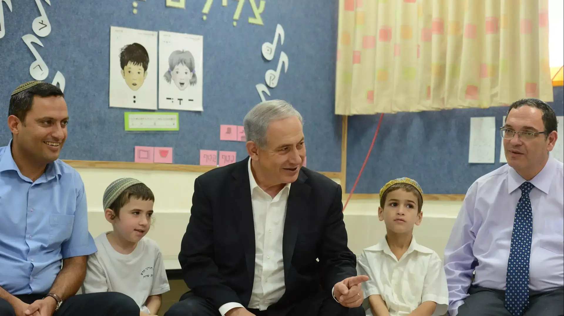 ראש הממשלה בנימין נתניהו ושר החינוך שי פירון בפתיחת שנת הלימודים בבית ספר תורני חדש בשדרות וביישוב מבועים. ספטמבר 2014 ראש הממשלה בנימין נתניהו ושר החינוך שי פירון בפתיחת שנת הלימודים בבית ספר תורני חדש בשדרות וביישוב מבועים. ספטמבר 2014