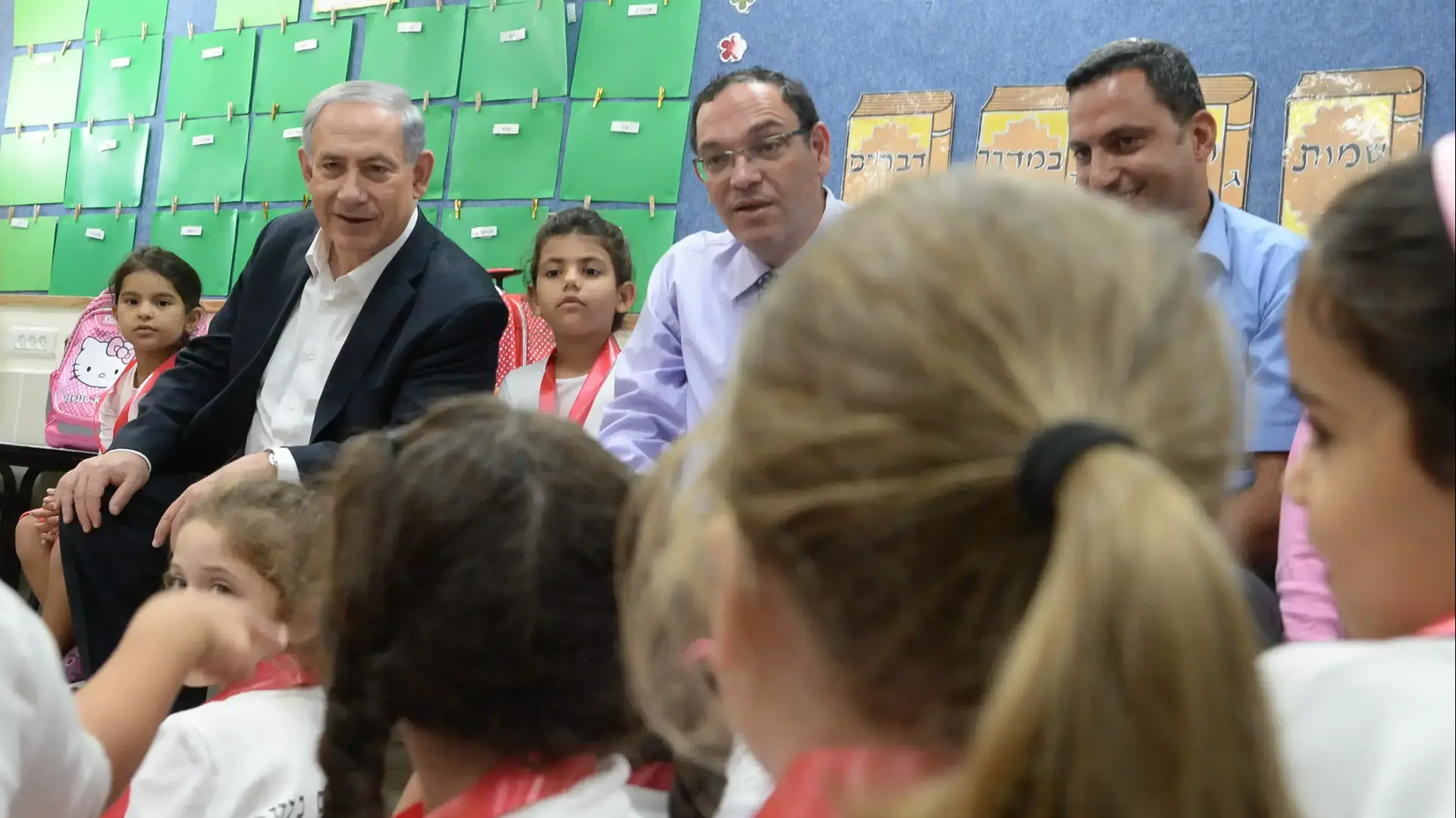 ראש הממשלה בנימין נתניהו ושר החינוך שי פירון בפתיחת שנת הלימודים בבית ספר תורני חדש בשדרות וביישוב מבועים. ספטמבר 2014 ראש הממשלה בנימין נתניהו ושר החינוך שי פירון בפתיחת שנת הלימודים בבית ספר תורני חדש בשדרות וביישוב מבועים. ספטמבר 2014