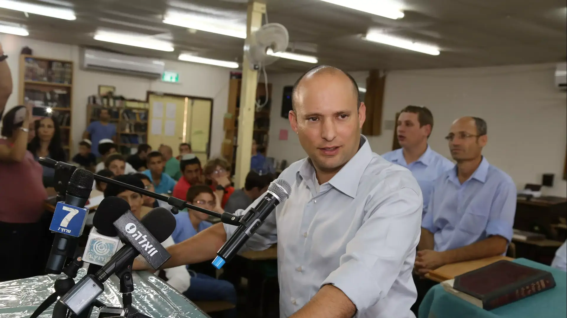 השר בנט בפתיחת שנת הלימודים בישיבת מקור חיים בגוש עציון 1 בספטמבר 2014 השר בנט בפתיחת שנת הלימודים בישיבת מקור חיים בגוש עציון 1 בספטמבר 2014