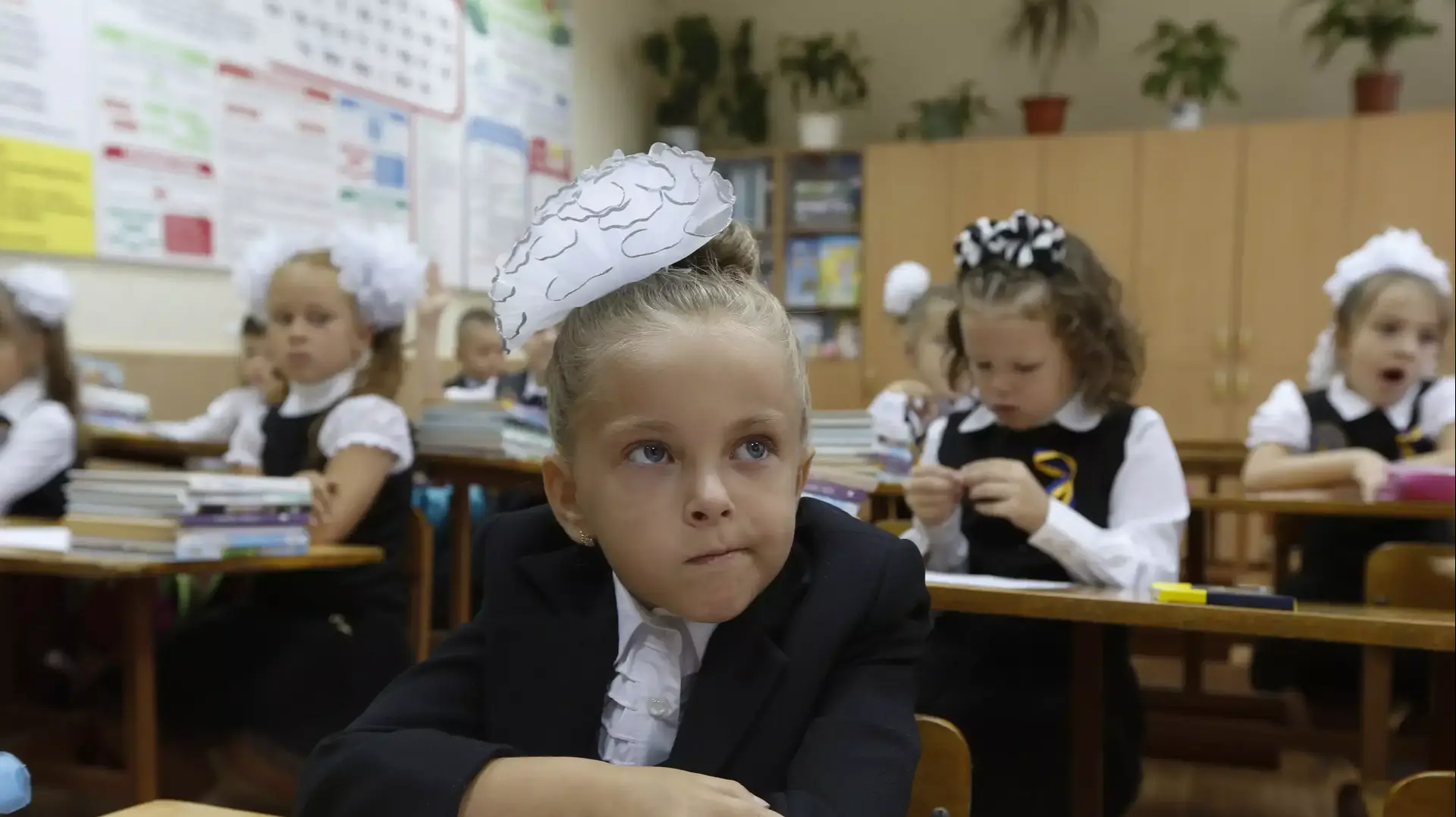 תלמידי כתה א' בפתיחת שנת הלימודים באוקראינה, ספטמבר 2014 תלמידי כתה א' בפתיחת שנת הלימודים באוקראינה, ספטמבר 2014