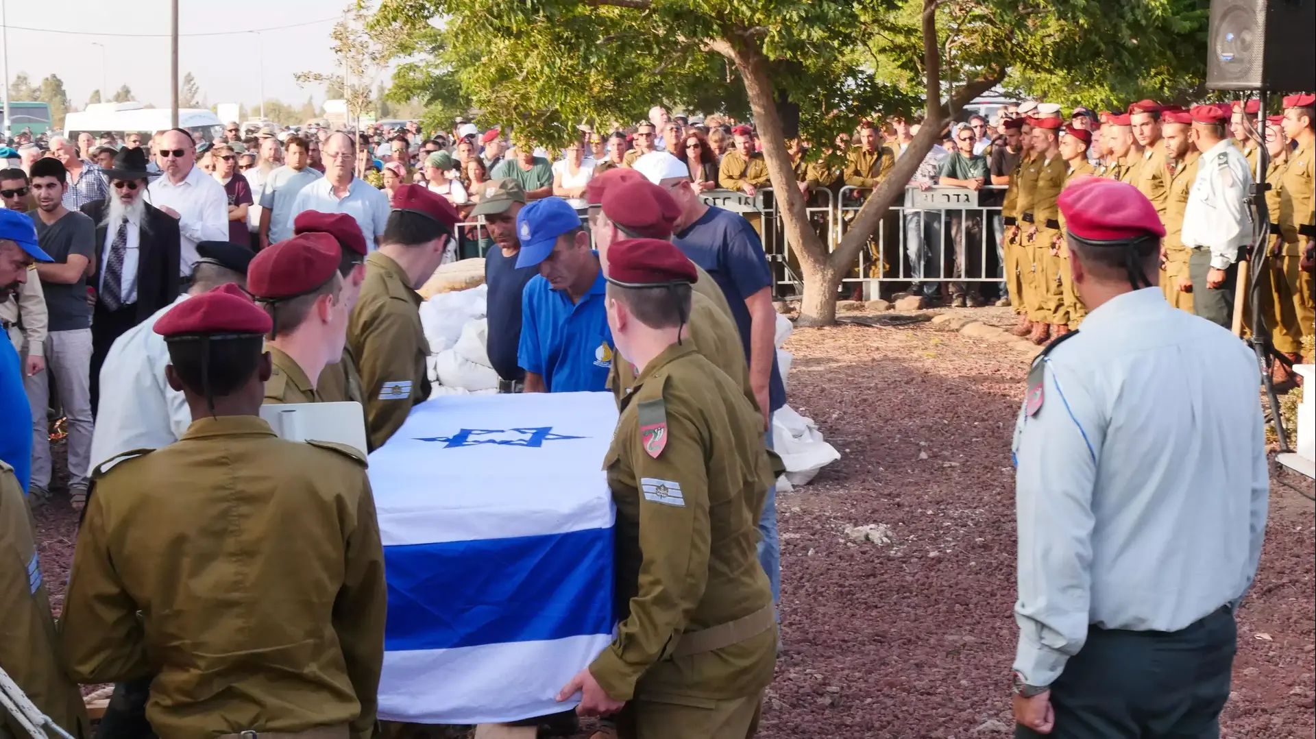 הלווייתו של שחר שלו, לוחם הצנחנים שנפטר מפצעיו במבצע צוק איתן, ספטמבר 2014 הלווייתו של שחר שלו, לוחם הצנחנים שנפטר מפצעיו במבצע צוק איתן, ספטמבר 2014