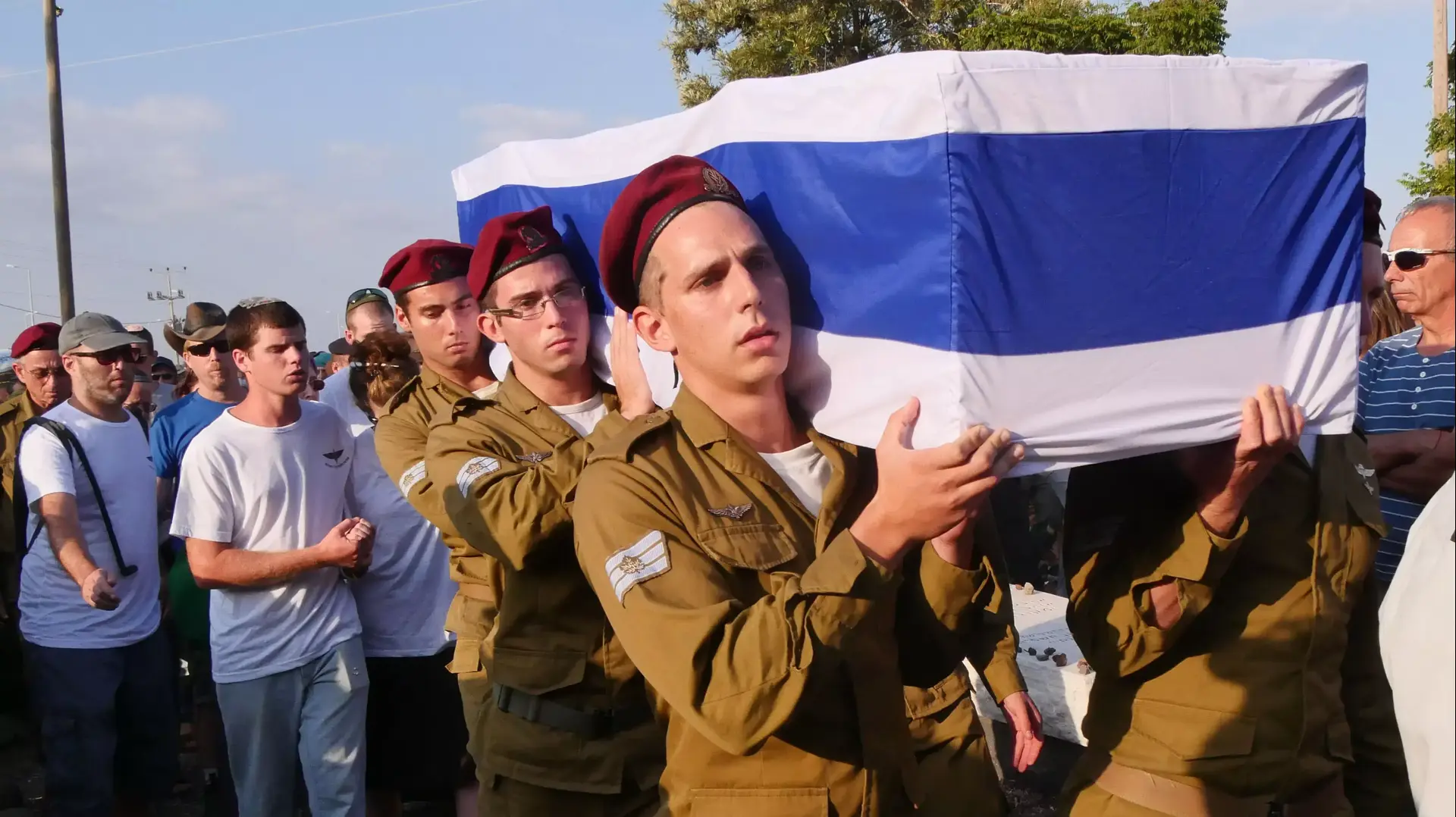 הלווייתו של שחר שלו, לוחם הצנחנים שנפטר מפצעיו במבצע צוק איתן, ספטמבר 2014 הלווייתו של שחר שלו, לוחם הצנחנים שנפטר מפצעיו במבצע צוק איתן, ספטמבר 2014