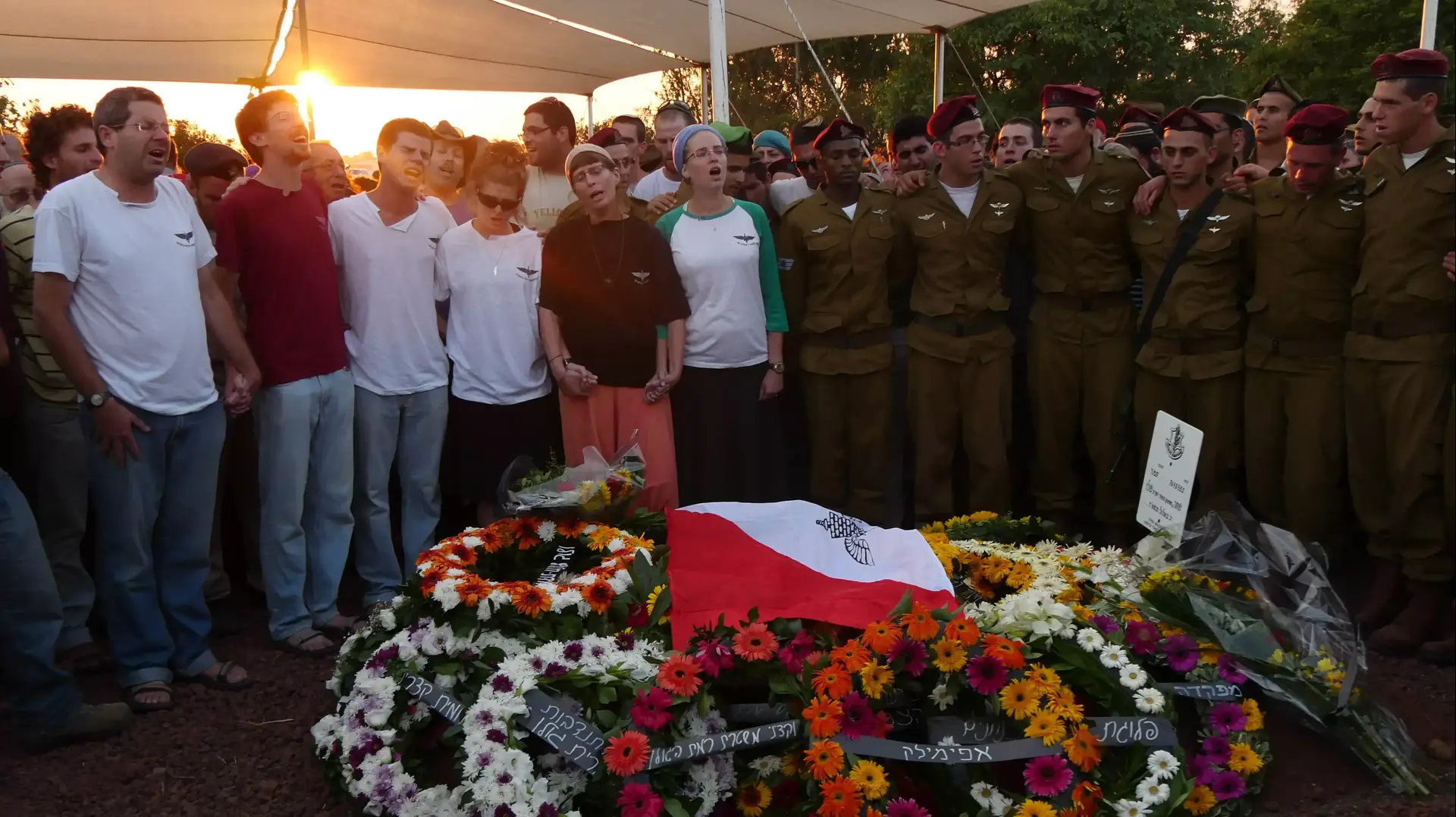 הלווייתו של שחר שלו, לוחם הצנחנים שנפטר מפצעיו במבצע צוק איתן, ספטמבר 2014 הלווייתו של שחר שלו, לוחם הצנחנים שנפטר מפצעיו במבצע צוק איתן, ספטמבר 2014
