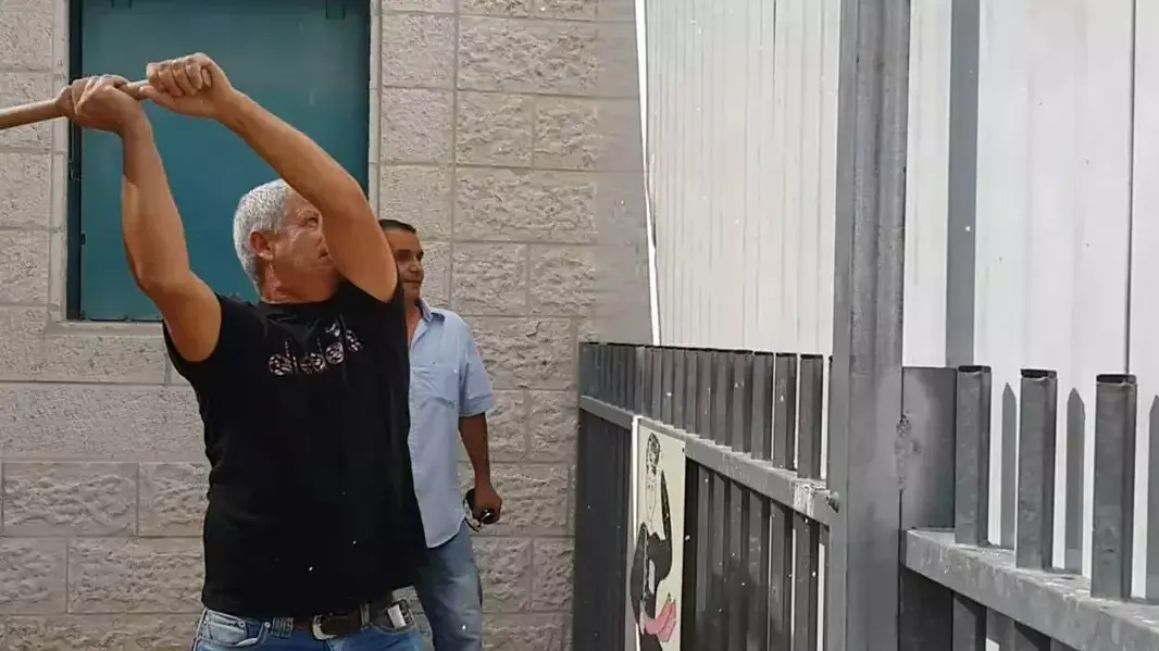 חומת הפרדה שהוצבה בבית ספר חילוני בבית שמש. אוגוסט 2014 חומת הפרדה שהוצבה בבית ספר חילוני בבית שמש. אוגוסט 2014