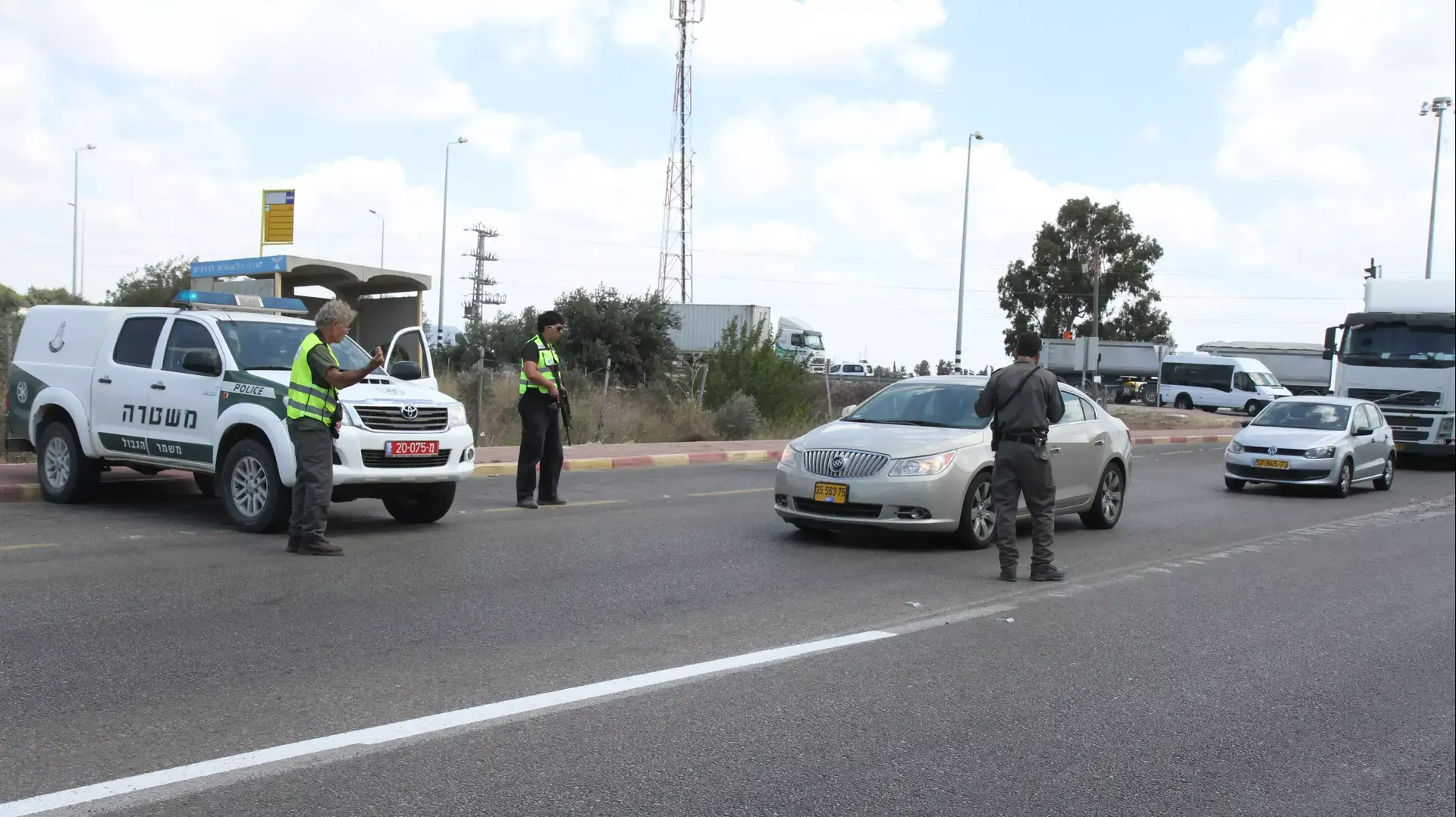 בעקבות חשד לחדירת מחבלים הוצבו מחסומים בשרון. ספטמבר 2014 בעקבות חשד לחדירת מחבלים הוצבו מחסומים בשרון. ספטמבר 2014