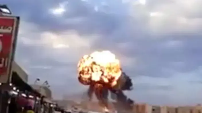 מטוס קרב שהתרסק בשכונת מגורים בעיר טוברוק, לוב ספטמבר 2014 מטוס קרב שהתרסק בשכונת מגורים בעיר טוברוק, לוב ספטמבר 2014