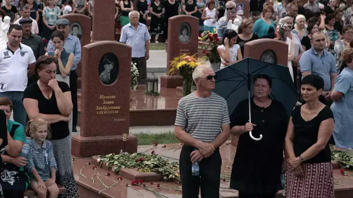 מתאבלים בבית הקברות בבסלאן, רוסיה, 3.9.2014 מתאבלים בבית הקברות בבסלאן, רוסיה, 3.9.2014
