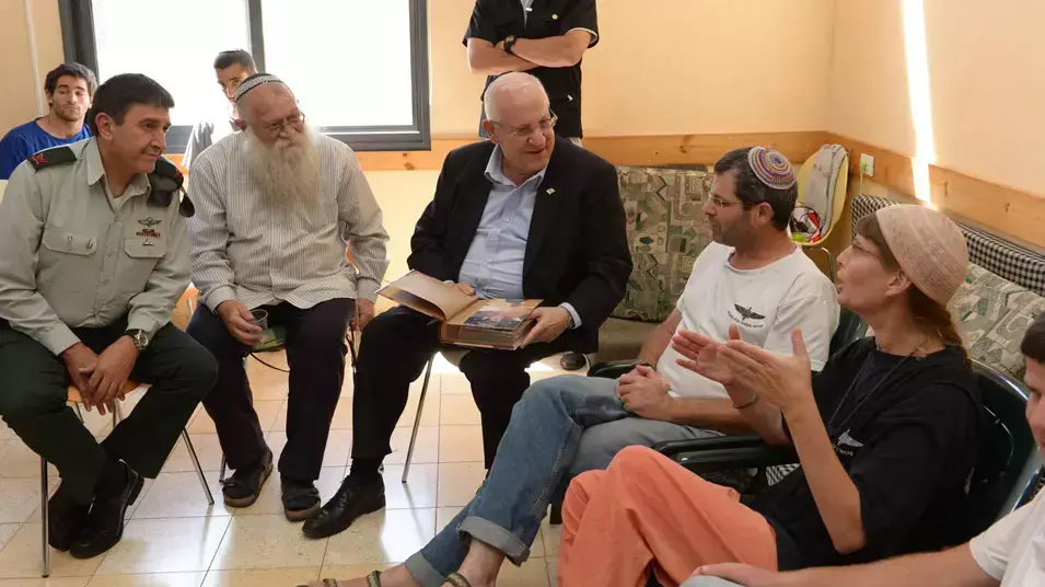 נשיא המדינה ראובן ריבלין ביקר היום באלוני הבשן את משפחתו של לוחם פלוגת ההנדסה של הצנחנים, שחר שלו ז?ל, שנפטר מפציעתו הקשה במבצע צוק איתן נשיא המדינה ראובן ריבלין ביקר היום באלוני הבשן את משפחתו של לוחם פלוגת ההנדסה של הצנחנים, שחר שלו ז?ל, שנפטר מפציעתו הקשה במבצע צוק איתן