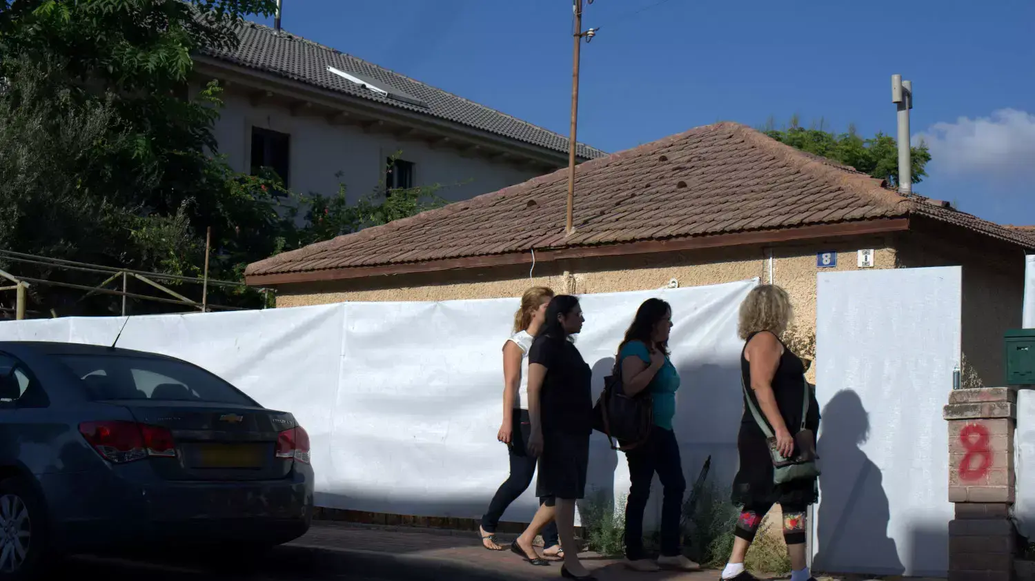 עובדות סוציאליות מגיעות לבית המשפחה של הפעוט שנשכח ברכב ומת ביהוד, ספטמבר 2014 עובדות סוציאליות מגיעות לבית המשפחה של הפעוט שנשכח ברכב ומת ביהוד, ספטמבר 2014