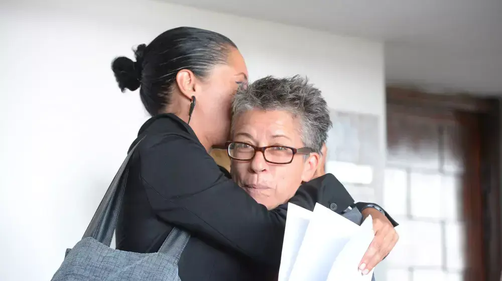 בתה של מרית דנון, מיטל דנון וקלאודיה לוין בת זוגה, בתום הרשעתה של דנון במחוזי תל אביב, ספטמבר 2014 בתה של מרית דנון, מיטל דנון וקלאודיה לוין בת זוגה, בתום הרשעתה של דנון במחוזי תל אביב, ספטמבר 2014