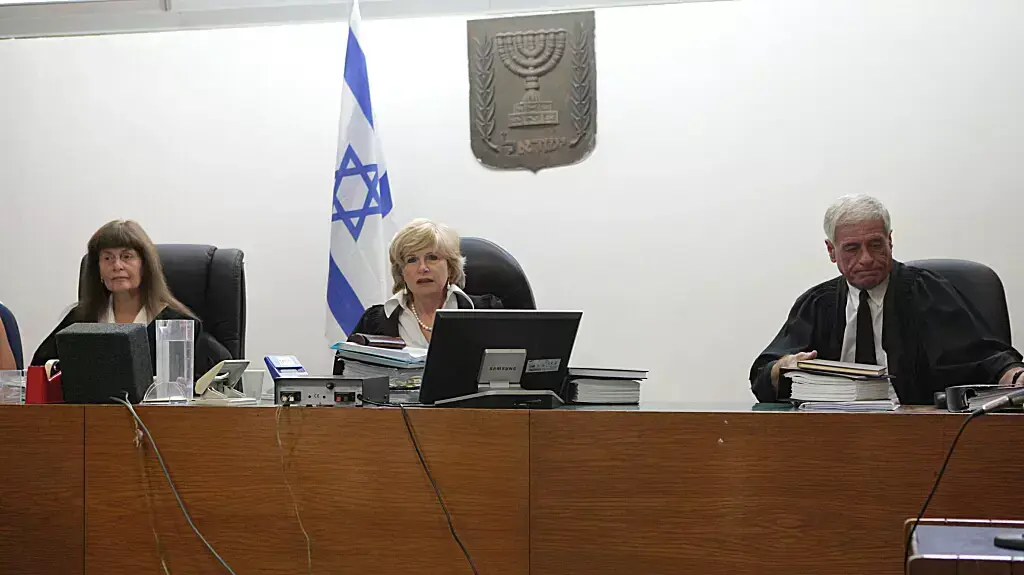 השופטת נורית אחיטוב, השופטת מרים דסקין והשופט רענן בן- יוסף, בבית המשפט המחוזי בתל- אביב בגזר דין לגואל רצון,ספטמבר 2014 השופטת נורית אחיטוב, השופטת מרים דסקין והשופט רענן בן- יוסף, בבית המשפט המחוזי בתל- אביב בגזר דין לגואל רצון,ספטמבר 2014