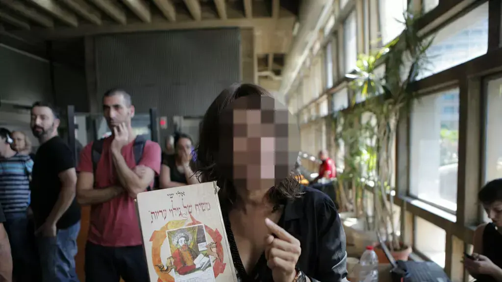 אחת מנשותיו של גואל רצון בהכרעת הדין במשפטו, ספטמבר 2014 אחת מנשותיו של גואל רצון בהכרעת הדין במשפטו, ספטמבר 2014