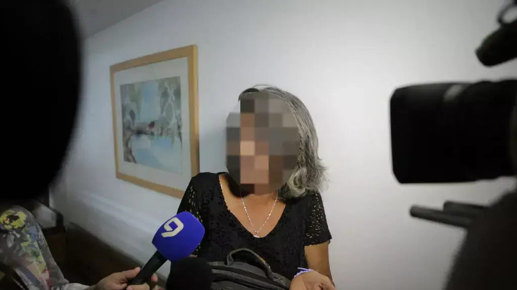 אחת מנשותיו של גואל רצון בהכרעת הדין במשפטו, ספטמבר 2014 אחת מנשותיו של גואל רצון בהכרעת הדין במשפטו, ספטמבר 2014