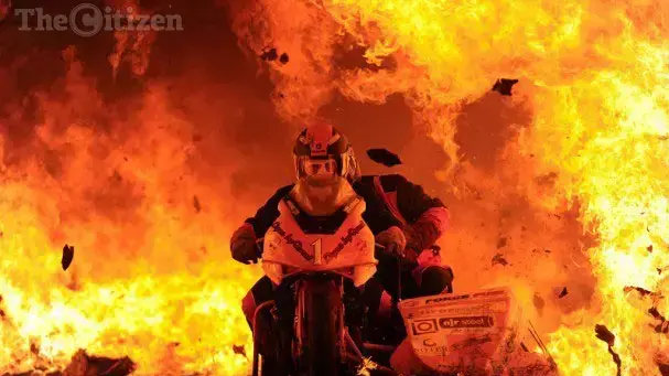 נשבר שיא העולם ברכיבת אופנוע במנהרת אש נשבר שיא העולם ברכיבת אופנוע במנהרת אש