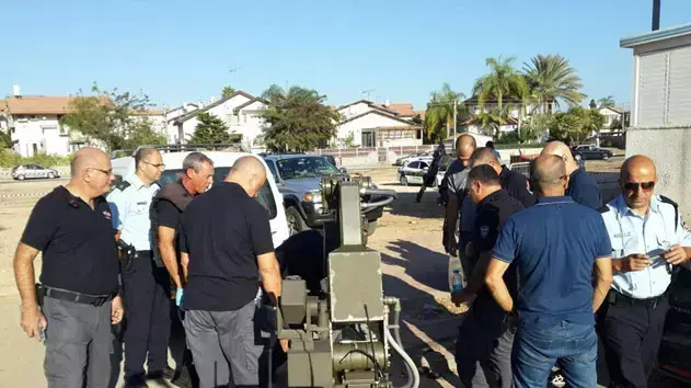 חבלני משטרה בזירת האירוע שבו נמצא מטען מוצמד לרכב בקריית גת, 10 בספטמבר 2014 חבלני משטרה בזירת האירוע שבו נמצא מטען מוצמד לרכב בקריית גת, 10 בספטמבר 2014