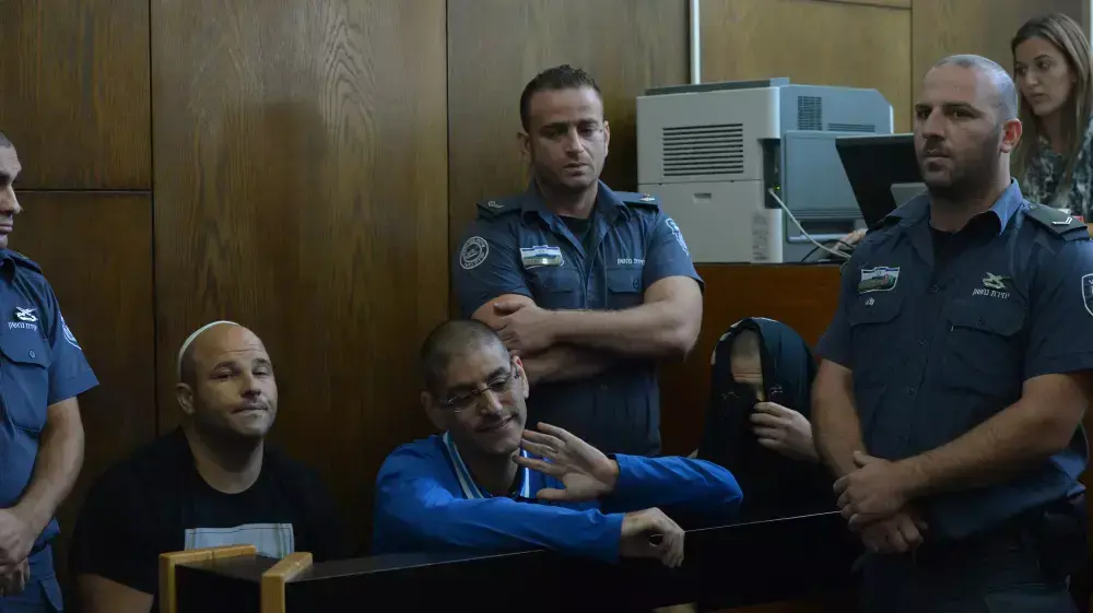 מוטי חסין מזוכה בפרשת רצח אבי דוד בבת ים. מאחור שלומי ניאמצ'יק, מחוזי תל אביב, ספטמבר 2014 מוטי חסין מזוכה בפרשת רצח אבי דוד בבת ים. מאחור שלומי ניאמצ'יק, מחוזי תל אביב, ספטמבר 2014