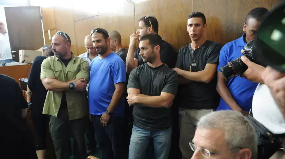 השוטרים שטיפלו בתיק מוטי חסין, בעת זיכויו בפרשת רצח אבי דוד בבת ים, מחוזי תל אביב, ספטמבר 2014 השוטרים שטיפלו בתיק מוטי חסין, בעת זיכויו בפרשת רצח אבי דוד בבת ים, מחוזי תל אביב, ספטמבר 2014