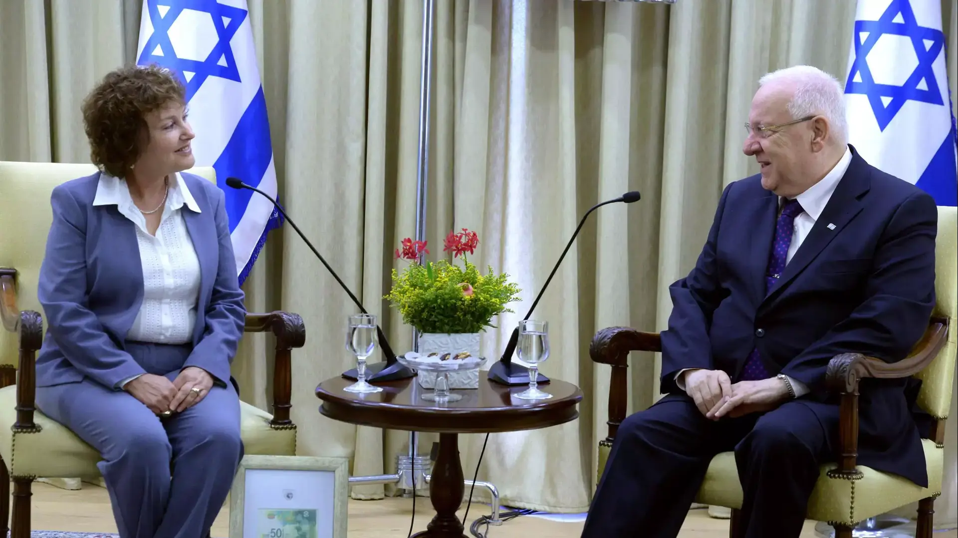 נשיא המדינה קיבל הבוקר מידי נגידת בנק ישראל קרנית פלוג, את השטר החדש של 50 ש"ח. בספטמבר 2014 נשיא המדינה קיבל הבוקר מידי נגידת בנק ישראל קרנית פלוג, את השטר החדש של 50 ש"ח. בספטמבר 2014