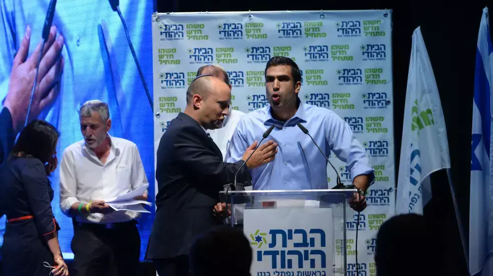נפתלי בנט ויוני שטבון בוויכוח בוועידת מפלגה של הבית היהודי, אוניברסיטת תל אביב. ספטמבר 2014 נפתלי בנט ויוני שטבון בוויכוח בוועידת מפלגה של הבית היהודי, אוניברסיטת תל אביב. ספטמבר 2014