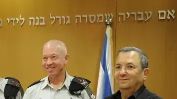 אהוד ברק ויואב גלנט, בטקס חילופי מפקד פיקוד דרום בלשכת הרמטכ"ל בקרייה. אהוד ברק ויואב גלנט, בטקס חילופי מפקד פיקוד דרום בלשכת הרמטכ"ל בקרייה.