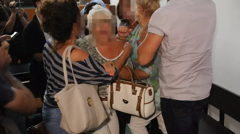 בני משפחת האב הנאשם בטלטול התאומים בהכרעת הדין לאחר הרשעתו, מחוזי תל אביב, ספטמבר 2014 בני משפחת האב הנאשם בטלטול התאומים בהכרעת הדין לאחר הרשעתו, מחוזי תל אביב, ספטמבר 2014