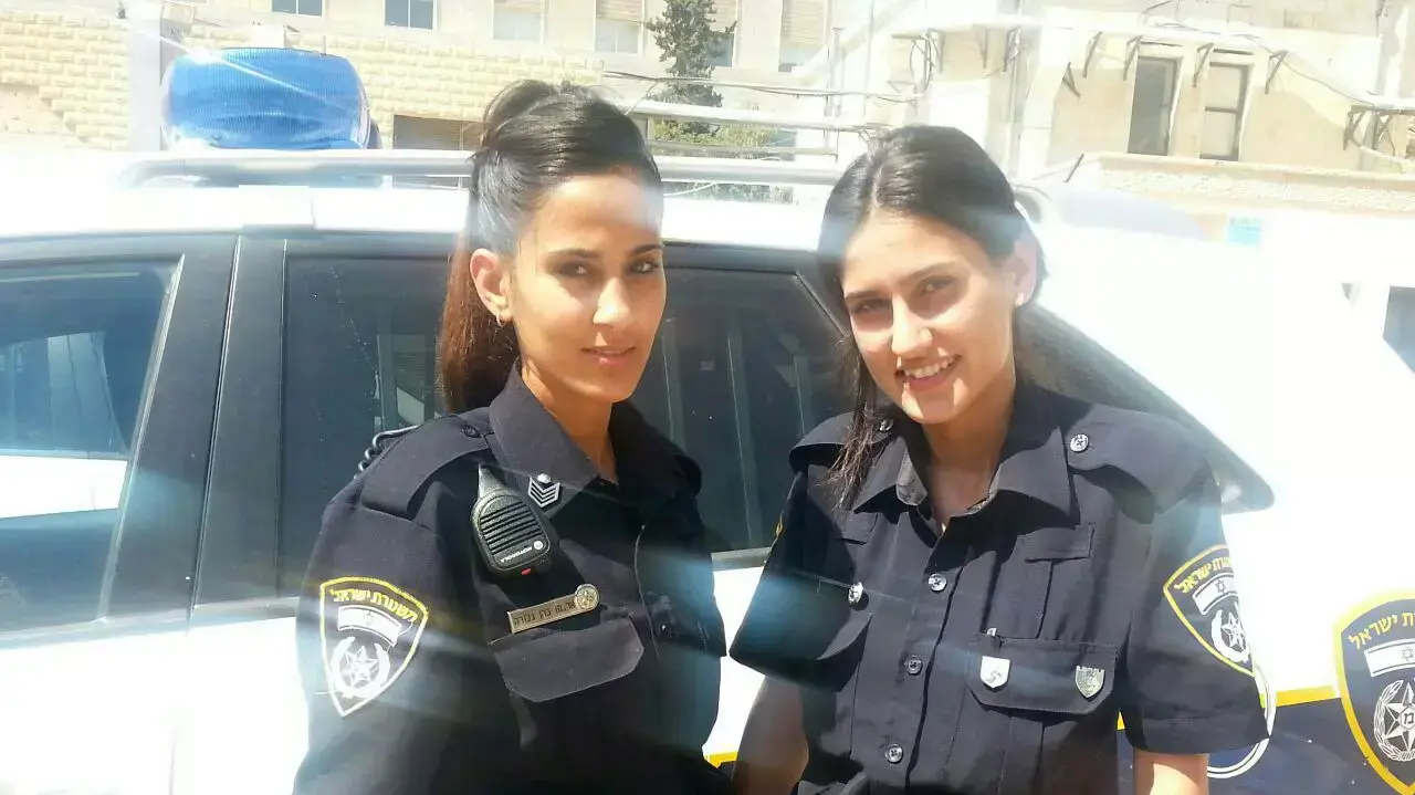 רס"ל ארגמן כהן גבורה ורש"ט הדר אוחנה שוטרות הסיור של תחנת לב הבירה שהגיעו לאוטובוס בו הושארה התינוקת כבת החודשיים רס"ל ארגמן כהן גבורה ורש"ט הדר אוחנה שוטרות הסיור של תחנת לב הבירה שהגיעו לאוטובוס בו הושארה התינוקת כבת החודשיים