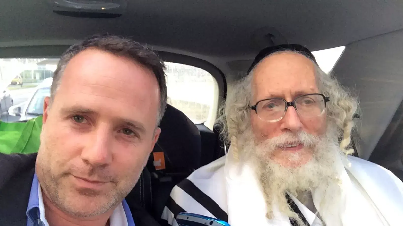 הרב אליעזר ברלנד עם עורך דינו שרון נהרי, באמסטרדם ה-12 בספטמבר 2014 הרב אליעזר ברלנד עם עורך דינו שרון נהרי, באמסטרדם ה-12 בספטמבר 2014