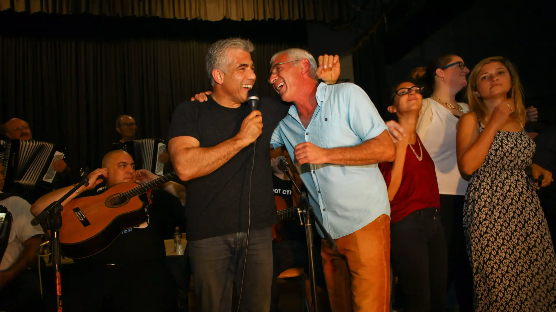 שר האוצר יאיר לפיד באירוע שירה בציבור בקיבוץ בארי שבמועצת אשכול, 13 בספטמבר 2014 שר האוצר יאיר לפיד באירוע שירה בציבור בקיבוץ בארי שבמועצת אשכול, 13 בספטמבר 2014