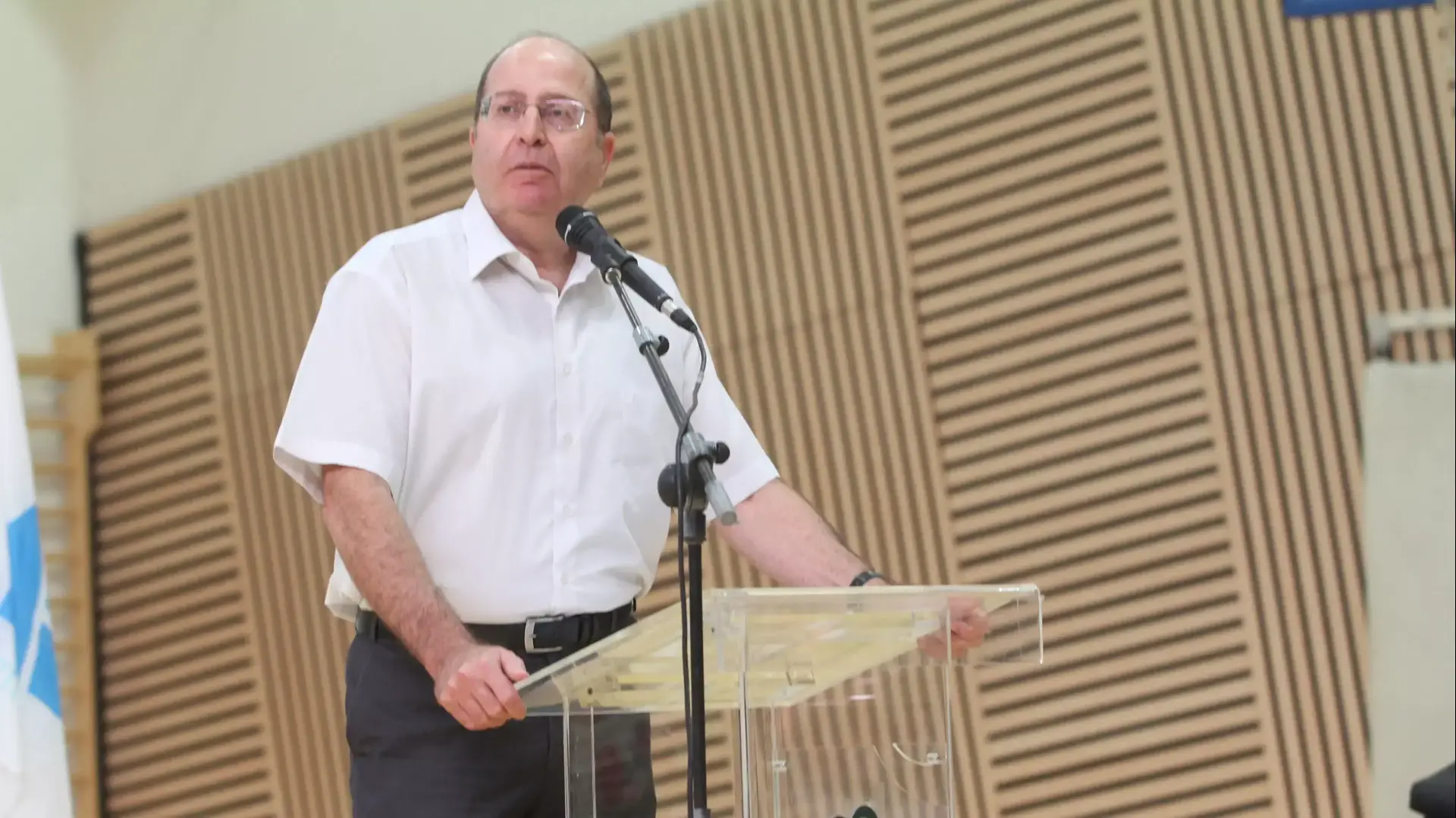 שר הביטחון בוגי יעלון בהרמת כוסית לראש השנה בעיריית קרית ביאליק, ספטמבר 2014 שר הביטחון בוגי יעלון בהרמת כוסית לראש השנה בעיריית קרית ביאליק, ספטמבר 2014