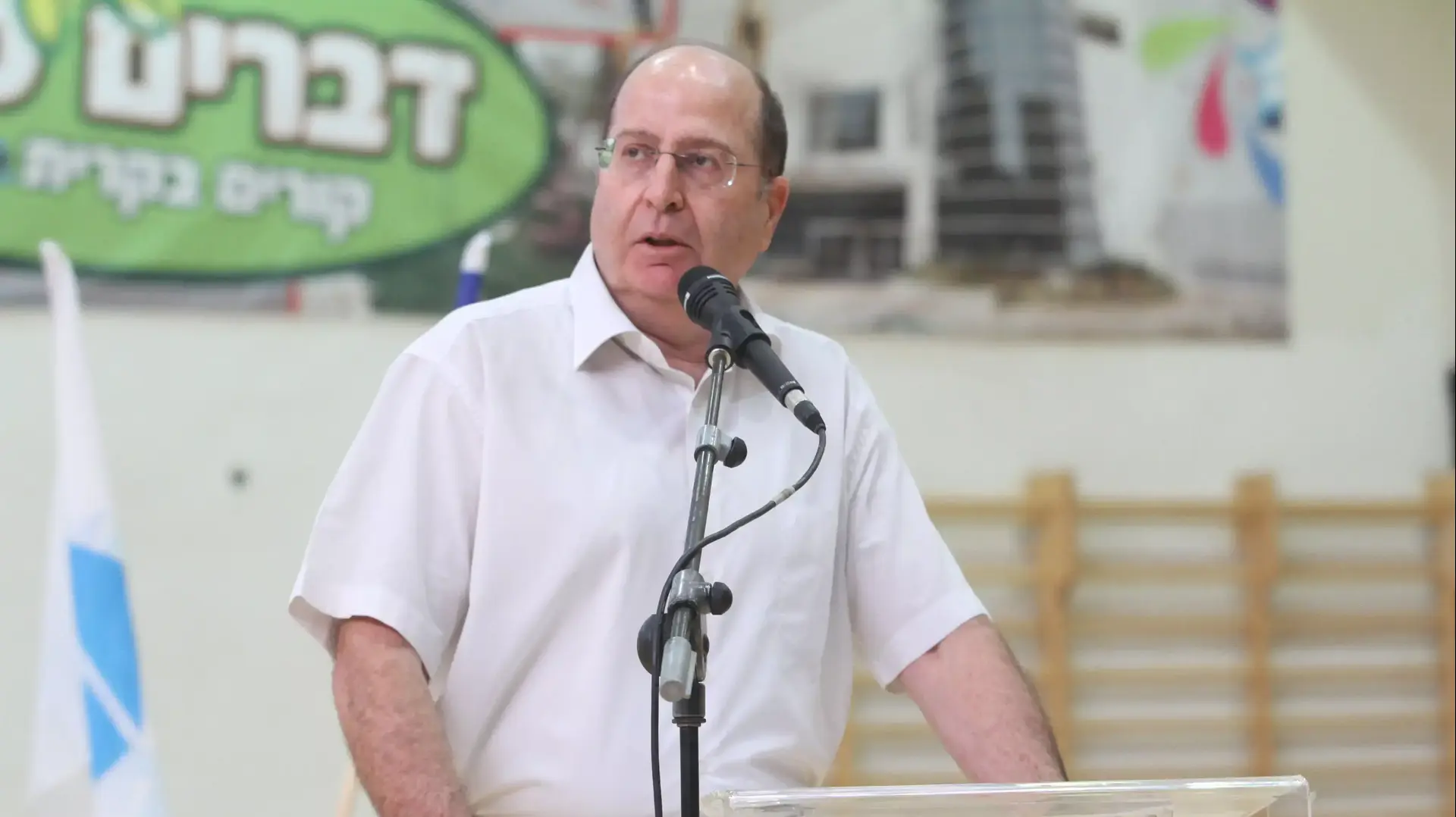 שר הביטחון  בוגי יעלון בהרמת כוסית לראש השנה בעיריית קרית ביאליק, ספטמבר 2014