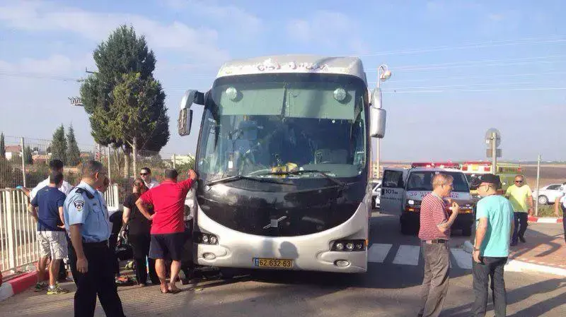 פעולות החייאה בבן 13 שנפצע קשה מאוטובוס סמוך לבית הספר בכפר מנחם, ספטמבר 2014