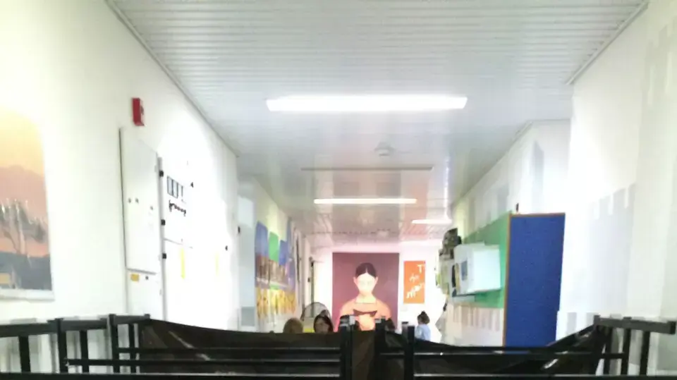 מחסומים מאולתרים משולחנות וכסאות הונחו במקום חומת ההפרדה שהוסרה בבית ספר המריבה בבית שמש, ספטמבר 3014 מחסומים מאולתרים משולחנות וכסאות הונחו במקום חומת ההפרדה שהוסרה בבית ספר המריבה בבית שמש, ספטמבר 3014
